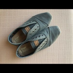 Toms tennis shoes (perfect color for men or women)
